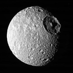 Bild av Mimas med kratern Herschel tagen av rymdsonden Cassini-Huygens