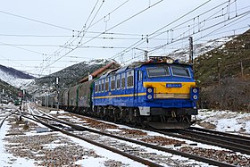 251形電気機関車 登場時の塗装と飾り帯を保つ251-004号機