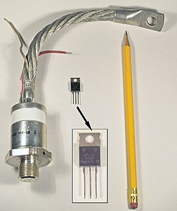 Jämförelse mellan en starkströmstyristor och en signaltyristor.