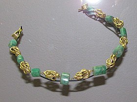 Collier d'or et d'émeraudes du trésor.