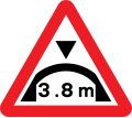 Warning of maximum headroom of arch bridge directly ahead (metric)