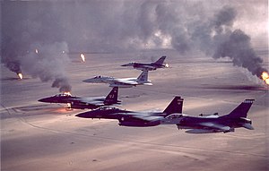 מטוסי קרב מדגמי F-15 ו-F16 טסים מעל בארות נפט בוערות בכווית, בעת מלחמת המפרץ.