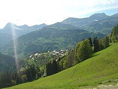 Plus bas Notre-Dame-de-Bellecombe. Vue à gauche sur le mont Charvin (2 409 m) dans le massif des Aravis.