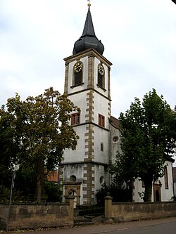 Blick auf die Pfarrkirche mit dem Kirchturm im Zentrum