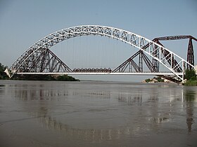 Le pont d'Ayub avec le pont Lansdowne en arrière-plan