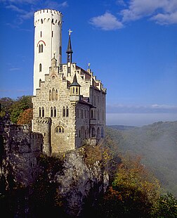 Le « château de contes de fées des Wurtemberg » à Lichtenstein, près de Reutlingen dans le Bade-Wurtemberg (Allemagne). (définition réelle 1 967 × 2 421*)