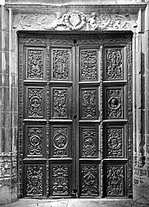 The sculpted wood doors of the vestibule (1530)