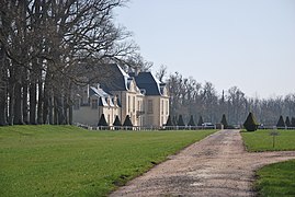 Vue du château depuis l'allée.