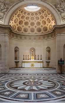 Vue intérieure de la chapelle expiatoire à Paris (France). (définition réelle 2 747 × 4 324)