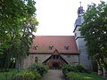 Kirche mit Ausstattung sowie Friedhof mit historischen Grabsteinen