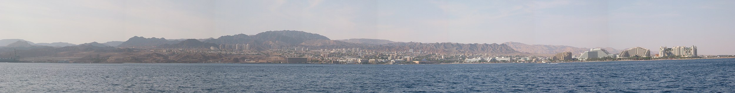 מראה פנורמי מהמפרץ של העיר אילת