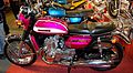 Suzuki GT 750, trois cylindres 2 temps, refroidissement liquide (1972).