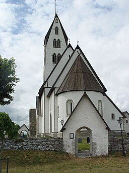 Gothems kyrka sedd från långhussidan, med en av de medeltida stigluckorna i förgrunden.