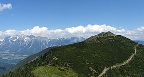 Le Hauser Kaibling près de Haus im Ennstal, en arrière-plan le massif du Dachstein.