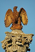 L'aigle napoléonien au sommet de la colonne.