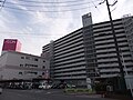 マンションB棟と商業施設