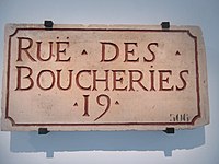 Plaque datée du XVIIIe siècle. La rue est alors située dans le 19e quartier de Paris. Plaque en pierre de liais gravée. Musée Carnavalet.