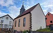 Église protestante dans son environnement.