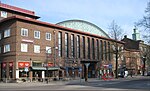 Gamla saluhallen. Tills höger syns Baptistkyrkan i Halmstad.