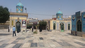 نمایی از داخل گورستان شیخان - قم - ۱۳۹۵