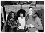 David Bowie et son amie la chanteuse Dana Gillespie entourent leur imprésario Tony Defries en 1971.