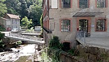 Photographie de l'usine située à proximité directe des Forges Mondière. Cette usine est plus grande, plus spacieuse.