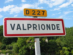 Panneau de signalisation à l’entrée du village.