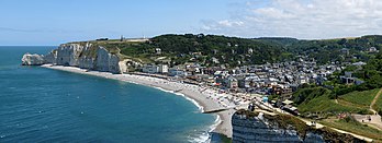 Vue d'Étretat (Normandie). (définition réelle 7 979 × 3 000)