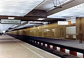 Station platforms in 1963. The edges of the platforms were painted and backlighted by optical art painter Wojciech Fangor.[1]