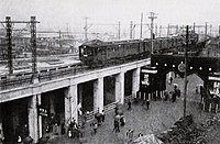 1925年に環状運転を開始したときの山手線。上野駅に進入する外回り電車。