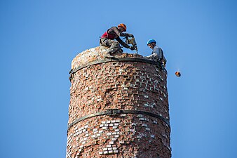 Démolition manuelle en Russie.