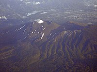 噴気を上げる浅間山