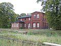 Bahnhof mit gepflastertem Vorplatz