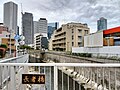 東側から神田川下流を見る。遠方に西新宿の高層マンション群。