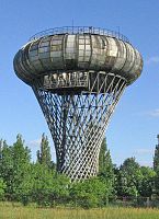 Menara air hiperboloid dengan tangki toroidal, Ciechanow, Polandia, 1972.