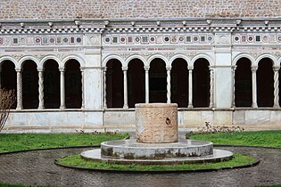 La cuve centrale du cloître.