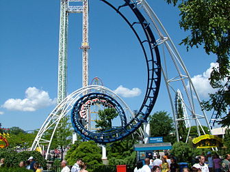 Un tire-bouchon (ou Corkscrew ) de montagnes russes à Cedar Point aux États-Unis. (définition réelle 2 848 × 2 136)