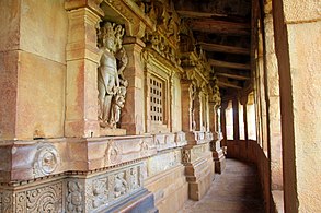 Temple de Durga (Aihole): Intérieur du péristyle Nord et face externe du mur du déambulatoire. Niches, au 1er plan Harihara.