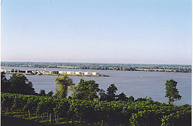 Le bec d'Ambès avec la Dordogne au premier plan, la Garonne au fond à gauche et la Gironde à droite.