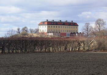 Hörningsholms slott i april 2011, fasad mot väst med den medeltida grundmuren (vänster bild) och mot öst (höger bild)