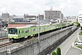 高井田中央駅付近では高架になる。