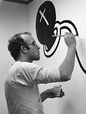 קית' הרינג מצייר ציור קיר במוזיאון סטדליק באמסטרדם, הולנד, 1986.