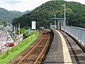 A view of the platform in the direction of Nishi-Ōgata Station