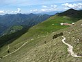 Monte Tombea, la malga d'alpeggio con il Monte Denai e Magasa