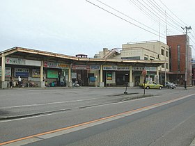 蒲原鉄道村松駅バスターミナル 右側の3階建部分が本社。1階は旧村松駅、現在は蒲鉄トラベルの店舗兼定期券発売所となっている。