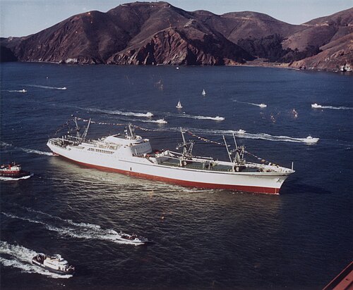 De Savannah, het eerste door kernenergie voorgestuwde koopvaardijschip, op weg naar Seattle World's Fair in 1962.