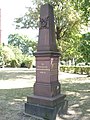 Ehrenmal – Obelisk. Gehört zum Ensembleschutz Katholische Kirche St. Mauritius