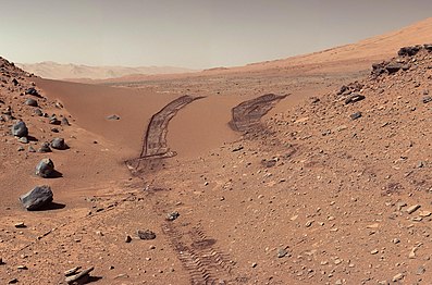 منظر للتربة المريخية والصخور بعد عبور الكثبان الرملية في فبراير 2014