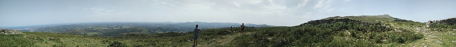 Panorama pris depuis le sommet le plus bas de la Rhune.