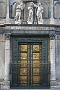 Vue d'ensemble de la porte, avec les sculptures du couronnement